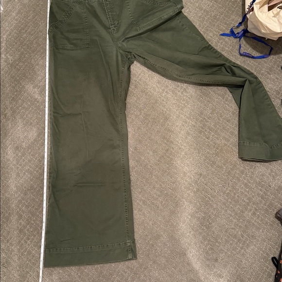 FRAME
Frame Double Waistband Wide Leg
Jeans in Washed Surplus - Picture 10 of 12